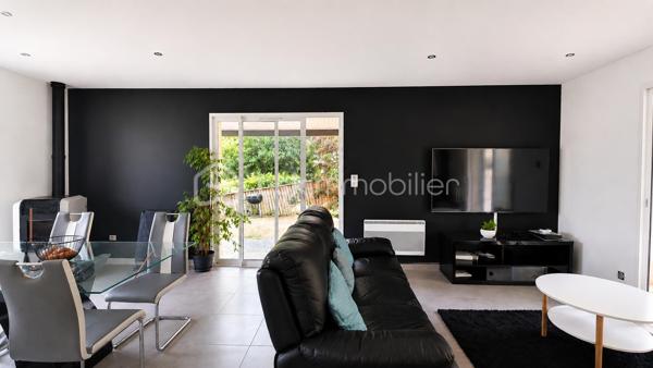 À Rouffiac-Tolosan, découvrez cette maison individuelle construite en 2017, offrant 103 m² habitables sur une parcelle de 648 m².

Au rez-de-chaussée, la maison s'articule autour d'une agréable pièce de vie avec séjour et salle à manger, agrémentée d'un poêle qui apporte une atmosphère chaleureuse à l'ensemble.
La cuisine ouverte prolonge naturellement cet espace convivial et bénéficie d'un accès direct à la buanderie, elle-même reliée au garage : un agencement particulièrement pratique au quotidien.

À l'étage, entièrement dédié à l'espace nuit, vous trouverez trois chambres, dont une disposant de sa propre salle d'eau, ainsi qu'une salle de bains indépendante.
Un WC à chaque niveau vient compléter l'ensemble.

À l'extérieur, vous profiterez d'un terrain de 648 m² entièrement clôturé et accessible par un portail. Le jardin, piscinable, offre encore de belles possibilités d'aménagement selon vos envies.

Construite en 2017, cette maison séduit par son agencement fonctionnel, la séparation des espaces jour et nuit, son garage et son extérieur.

Une maison familiale et agréable à vivre, à découvrir sur la commune recherchée de Rouffiac-Tolosan, aux portes de Toulouse.
Contactez-moi pour plus d’informations ou pour organiser une visite.