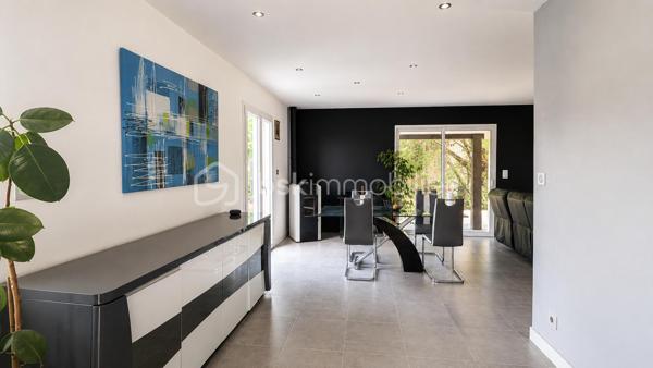 À Rouffiac-Tolosan, découvrez cette maison individuelle construite en 2017, offrant 103 m² habitables sur une parcelle de 648 m².

Au rez-de-chaussée, la maison s'articule autour d'une agréable pièce de vie avec séjour et salle à manger, agrémentée d'un poêle qui apporte une atmosphère chaleureuse à l'ensemble.
La cuisine ouverte prolonge naturellement cet espace convivial et bénéficie d'un accès direct à la buanderie, elle-même reliée au garage : un agencement particulièrement pratique au quotidien.

À l'étage, entièrement dédié à l'espace nuit, vous trouverez trois chambres, dont une disposant de sa propre salle d'eau, ainsi qu'une salle de bains indépendante.
Un WC à chaque niveau vient compléter l'ensemble.

À l'extérieur, vous profiterez d'un terrain de 648 m² entièrement clôturé et accessible par un portail. Le jardin, piscinable, offre encore de belles possibilités d'aménagement selon vos envies.

Construite en 2017, cette maison séduit par son agencement fonctionnel, la séparation des espaces jour et nuit, son garage et son extérieur.

Une maison familiale et agréable à vivre, à découvrir sur la commune recherchée de Rouffiac-Tolosan, aux portes de Toulouse.
Contactez-moi pour plus d’informations ou pour organiser une visite.