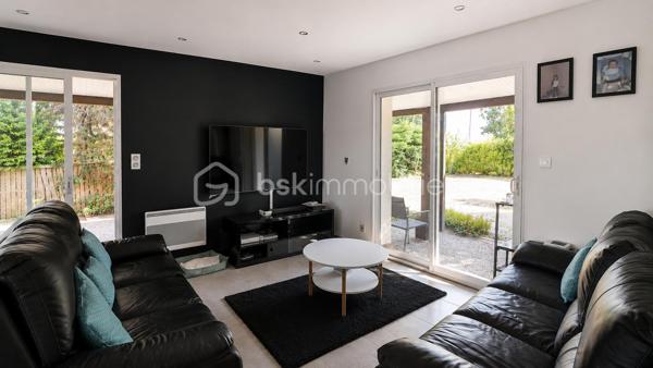 À Rouffiac-Tolosan, découvrez cette maison individuelle construite en 2017, offrant 103 m² habitables sur une parcelle de 648 m².

Au rez-de-chaussée, la maison s'articule autour d'une agréable pièce de vie avec séjour et salle à manger, agrémentée d'un poêle qui apporte une atmosphère chaleureuse à l'ensemble.
La cuisine ouverte prolonge naturellement cet espace convivial et bénéficie d'un accès direct à la buanderie, elle-même reliée au garage : un agencement particulièrement pratique au quotidien.

À l'étage, entièrement dédié à l'espace nuit, vous trouverez trois chambres, dont une disposant de sa propre salle d'eau, ainsi qu'une salle de bains indépendante.
Un WC à chaque niveau vient compléter l'ensemble.

À l'extérieur, vous profiterez d'un terrain de 648 m² entièrement clôturé et accessible par un portail. Le jardin, piscinable, offre encore de belles possibilités d'aménagement selon vos envies.

Construite en 2017, cette maison séduit par son agencement fonctionnel, la séparation des espaces jour et nuit, son garage et son extérieur.

Une maison familiale et agréable à vivre, à découvrir sur la commune recherchée de Rouffiac-Tolosan, aux portes de Toulouse.
Contactez-moi pour plus d’informations ou pour organiser une visite.