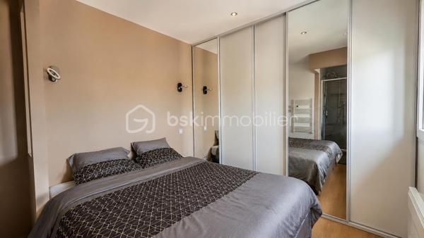À Rouffiac-Tolosan, découvrez cette maison individuelle construite en 2017, offrant 103 m² habitables sur une parcelle de 648 m².

Au rez-de-chaussée, la maison s'articule autour d'une agréable pièce de vie avec séjour et salle à manger, agrémentée d'un poêle qui apporte une atmosphère chaleureuse à l'ensemble.
La cuisine ouverte prolonge naturellement cet espace convivial et bénéficie d'un accès direct à la buanderie, elle-même reliée au garage : un agencement particulièrement pratique au quotidien.

À l'étage, entièrement dédié à l'espace nuit, vous trouverez trois chambres, dont une disposant de sa propre salle d'eau, ainsi qu'une salle de bains indépendante.
Un WC à chaque niveau vient compléter l'ensemble.

À l'extérieur, vous profiterez d'un terrain de 648 m² entièrement clôturé et accessible par un portail. Le jardin, piscinable, offre encore de belles possibilités d'aménagement selon vos envies.

Construite en 2017, cette maison séduit par son agencement fonctionnel, la séparation des espaces jour et nuit, son garage et son extérieur.

Une maison familiale et agréable à vivre, à découvrir sur la commune recherchée de Rouffiac-Tolosan, aux portes de Toulouse.
Contactez-moi pour plus d’informations ou pour organiser une visite.