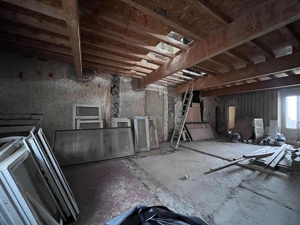 Immeuble de rapport de 200 m² environs à rénover pouvant être aménagé en deux appartements et un local
