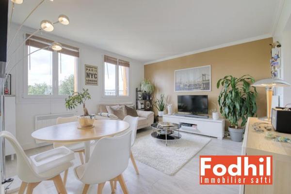 Châtenay-Malabry, Appartement 3 pièces de 47 m², 2 chambres avec cave et parking en stationnement libre.