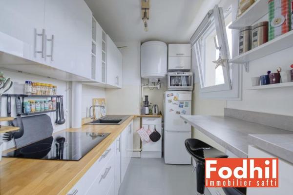 Châtenay-Malabry, Appartement 3 pièces de 47 m², 2 chambres avec cave et parking en stationnement libre.