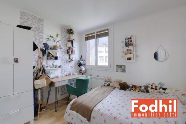 Châtenay-Malabry, Appartement 3 pièces de 47 m², 2 chambres avec cave et parking en stationnement libre.