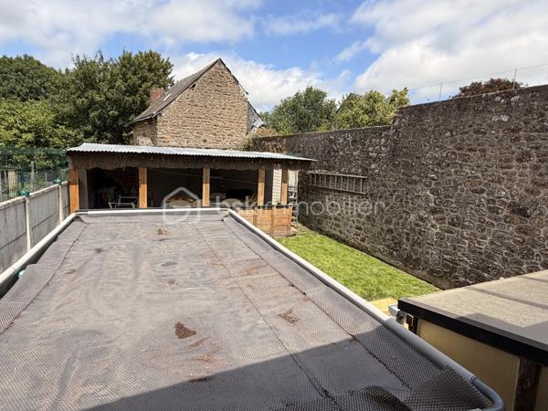 Située à proximité du centre, cette maison en pierre mitoyenne des 2 cotés offre un beau potentiel à ses futurs propriétaires. 
Nous commencerons la visite par la salle de 27m2 avec le charme des murs en pierres apparentes, en enfilade le salon de 20m2 puis toujours en enfilade la cuisine aménagée de 12m2. De la cuisine nous accédons à une cave de 13m2 et au wc séparé de 2m2. Pour un peu plus de rangement, de la cuisine nous accédons à une petite véranda non chauffée qui donne elle accès au jardin. 
Nous poursuivrons avec l'étage. Une mezzanine de 12m2 idéale pour y aménager un bureau ou encore un coin détente distribue l'accès aux trois chambres et à la salle de bain de 6m2 environ. La première chambre fait 14m2 dont un cabinet de toilettes privatif de 2m2 environ, la seconde chambre fait 18m2 et en enfilade vous avez une troisième chambre de 18m2 également. Possibilité de leur donner un accès privatif. 
Nous terminerons la visite par le grenier de 30m2 qui vous offre la possibilité de l'aménager. 
Coté extérieur, vous pourrez profiter de la parcelle de 185m2 entièrement close. Une pergola a été installée pour profiter de ses extérieurs tout en étant protégé. Pas de garage. 
Le mode de chauffage est électrique. La toiture est en ardoises naturelles. Les menuiseries bois sont en double vitrage sauf celle de la cuisine qu'il faudra envisager de changer si vous le souhaitez. La taxe foncière est de 870€. 
Toutes les commodités, écoles et commerces sont à proximité.  
Alors, cette annonce semble correspondre à vos critères de recherche ? Appelez-moi !