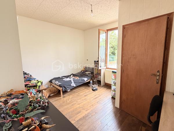 Située à proximité du centre, cette maison en pierre mitoyenne des 2 cotés offre un beau potentiel à ses futurs propriétaires. 
Nous commencerons la visite par la salle de 27m2 avec le charme des murs en pierres apparentes, en enfilade le salon de 20m2 puis toujours en enfilade la cuisine aménagée de 12m2. De la cuisine nous accédons à une cave de 13m2 et au wc séparé de 2m2. Pour un peu plus de rangement, de la cuisine nous accédons à une petite véranda non chauffée qui donne elle accès au jardin. 
Nous poursuivrons avec l'étage. Une mezzanine de 12m2 idéale pour y aménager un bureau ou encore un coin détente distribue l'accès aux trois chambres et à la salle de bain de 6m2 environ. La première chambre fait 14m2 dont un cabinet de toilettes privatif de 2m2 environ, la seconde chambre fait 18m2 et en enfilade vous avez une troisième chambre de 18m2 également. Possibilité de leur donner un accès privatif. 
Nous terminerons la visite par le grenier de 30m2 qui vous offre la possibilité de l'aménager. 
Coté extérieur, vous pourrez profiter de la parcelle de 185m2 entièrement close. Une pergola a été installée pour profiter de ses extérieurs tout en étant protégé. Pas de garage. 
Le mode de chauffage est électrique. La toiture est en ardoises naturelles. Les menuiseries bois sont en double vitrage sauf celle de la cuisine qu'il faudra envisager de changer si vous le souhaitez. La taxe foncière est de 870€. 
Toutes les commodités, écoles et commerces sont à proximité.  
Alors, cette annonce semble correspondre à vos critères de recherche ? Appelez-moi !