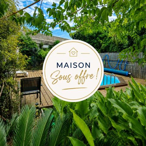Cette maison familiale se compose de :

 Au rez-de-chaussée : une entrée, un séjour-salon, une cuisine ouverte sur la véranda, 2 chambres, une buanderie et un WC.
 Au 1er étage : des combles aménagés, un salon, une salle d’eau avec WC, ainsi que deux chambres.

Côté extérieur : piscine, terrain de pétanque, abri voiture et atelier.

 À moins de 400 mètres des écoles, commerces et transports.
La proximité de la déviation facilite vos déplacements, tout en préservant la tranquillité et le calme du quartier.