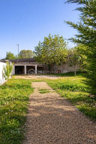 Cette maison familiale se compose de :

 Au rez-de-chaussée : une entrée, un séjour-salon, une cuisine ouverte sur la véranda, 2 chambres, une buanderie et un WC.
 Au 1er étage : des combles aménagés, un salon, une salle d’eau avec WC, ainsi que deux chambres.

Côté extérieur : piscine, terrain de pétanque, abri voiture et atelier.

 À moins de 400 mètres des écoles, commerces et transports.
La proximité de la déviation facilite vos déplacements, tout en préservant la tranquillité et le calme du quartier.