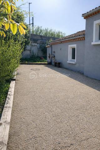 Cette maison familiale se compose de :

 Au rez-de-chaussée : une entrée, un séjour-salon, une cuisine ouverte sur la véranda, 2 chambres, une buanderie et un WC.
 Au 1er étage : des combles aménagés, un salon, une salle d’eau avec WC, ainsi que deux chambres.

Côté extérieur : piscine, terrain de pétanque, abri voiture et atelier.

 À moins de 400 mètres des écoles, commerces et transports.
La proximité de la déviation facilite vos déplacements, tout en préservant la tranquillité et le calme du quartier.