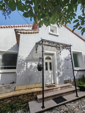 Cette maison familiale se compose de :

 Au rez-de-chaussée : une entrée, un séjour-salon, une cuisine ouverte sur la véranda, 2 chambres, une buanderie et un WC.
 Au 1er étage : des combles aménagés, un salon, une salle d’eau avec WC, ainsi que deux chambres.

Côté extérieur : piscine, terrain de pétanque, abri voiture et atelier.

 À moins de 400 mètres des écoles, commerces et transports.
La proximité de la déviation facilite vos déplacements, tout en préservant la tranquillité et le calme du quartier.