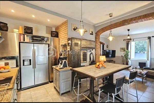 Cette maison familiale se compose de :

 Au rez-de-chaussée : une entrée, un séjour-salon, une cuisine ouverte sur la véranda, 2 chambres, une buanderie et un WC.
 Au 1er étage : des combles aménagés, un salon, une salle d’eau avec WC, ainsi que deux chambres.

Côté extérieur : piscine, terrain de pétanque, abri voiture et atelier.

 À moins de 400 mètres des écoles, commerces et transports.
La proximité de la déviation facilite vos déplacements, tout en préservant la tranquillité et le calme du quartier.