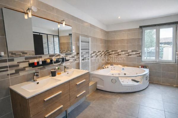 Cette maison familiale se compose de :

 Au rez-de-chaussée : une entrée, un séjour-salon, une cuisine ouverte sur la véranda, 2 chambres, une buanderie et un WC.
 Au 1er étage : des combles aménagés, un salon, une salle d’eau avec WC, ainsi que deux chambres.

Côté extérieur : piscine, terrain de pétanque, abri voiture et atelier.

 À moins de 400 mètres des écoles, commerces et transports.
La proximité de la déviation facilite vos déplacements, tout en préservant la tranquillité et le calme du quartier.