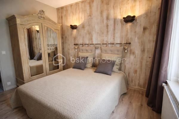 Cette maison familiale se compose de :

 Au rez-de-chaussée : une entrée, un séjour-salon, une cuisine ouverte sur la véranda, 2 chambres, une buanderie et un WC.
 Au 1er étage : des combles aménagés, un salon, une salle d’eau avec WC, ainsi que deux chambres.

Côté extérieur : piscine, terrain de pétanque, abri voiture et atelier.

 À moins de 400 mètres des écoles, commerces et transports.
La proximité de la déviation facilite vos déplacements, tout en préservant la tranquillité et le calme du quartier.
