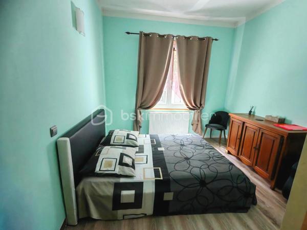 Cette maison familiale se compose de :

 Au rez-de-chaussée : une entrée, un séjour-salon, une cuisine ouverte sur la véranda, 2 chambres, une buanderie et un WC.
 Au 1er étage : des combles aménagés, un salon, une salle d’eau avec WC, ainsi que deux chambres.

Côté extérieur : piscine, terrain de pétanque, abri voiture et atelier.

 À moins de 400 mètres des écoles, commerces et transports.
La proximité de la déviation facilite vos déplacements, tout en préservant la tranquillité et le calme du quartier.