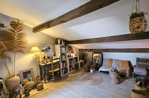 Cette maison familiale se compose de :

 Au rez-de-chaussée : une entrée, un séjour-salon, une cuisine ouverte sur la véranda, 2 chambres, une buanderie et un WC.
 Au 1er étage : des combles aménagés, un salon, une salle d’eau avec WC, ainsi que deux chambres.

Côté extérieur : piscine, terrain de pétanque, abri voiture et atelier.

 À moins de 400 mètres des écoles, commerces et transports.
La proximité de la déviation facilite vos déplacements, tout en préservant la tranquillité et le calme du quartier.