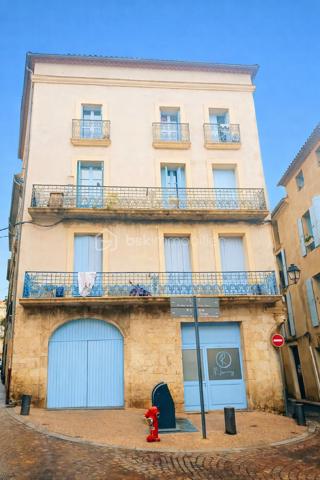 À deux pas de la Place Jean Jaurès, en plein cœur de Béziers, découvrez cet ensemble immobilier de caractère offrant une excellente rentabilité locative et un fort potentiel patrimonial.
L’immeuble se compose de :

Un sous-sol sol : caves voûtées en pierre de 19 m², au Rez de chaussée un garage de 40 m² actuellement loué 100 €/mois.
Un local commercial de 30 m² (actuellement occupé par la propriétaire, libre à la vente)
Au 1er étage : un appartement T4 de 73 m² loué 710 € + 80 € de charges,
Au 2e étage : un appartement T4 de 74 m² loué 675 € + 75 € de charges.
Au 3e étage : un appartement T4 de 75 m² loué 710 € + 80 € de charges.
 Combles : 75 m² non aménageables
Les appartements, exposés plein sud, bénéficient d’une belle luminosité tout au long de la journée. 
Chacun dispose d' un salon séjour, 3 chambres ,une salle de bain avec baignoire
Et un WC séparé.
Les appartements des 1er et 2e étages profitent également d’un balcon filant de 6 m².
Informations complémentaires :
Double vitrage
Immeuble très bien entretenu
 Aucun gros travaux à prévoir
Permis de louer validés sans réserve par les services de l’ANAH
Le T4 du 2e étage nécessitera uniquement un rafraîchissement des sols au départ de la locataire
Les trois appartements sont actuellement loués en location nue à des locataires sérieux et à jour de leurs loyers.
Rentabilité :
Revenus locatifs actuels : 29 160 € / an
Potentiel supplémentaire avec la mise en location du local commercial, 
Taxe foncière : 4 558 €.
Plus de 8 % de rentabilité.
 Absence de copropriété.
Un bien idéal pour un investisseur recherchant un immeuble de rapport sécurisé, rentable et parfaitement situé dans le centre de Béziers.
Pour plus d’informations ou organiser une visite, n’hésitez pas à nous contacter.