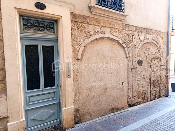À deux pas de la Place Jean Jaurès, en plein cœur de Béziers, découvrez cet ensemble immobilier de caractère offrant une excellente rentabilité locative et un fort potentiel patrimonial.
L’immeuble se compose de :

Un sous-sol sol : caves voûtées en pierre de 19 m², au Rez de chaussée un garage de 40 m² actuellement loué 100 €/mois.
Un local commercial de 30 m² (actuellement occupé par la propriétaire, libre à la vente)
Au 1er étage : un appartement T4 de 73 m² loué 710 € + 80 € de charges,
Au 2e étage : un appartement T4 de 74 m² loué 675 € + 75 € de charges.
Au 3e étage : un appartement T4 de 75 m² loué 710 € + 80 € de charges.
 Combles : 75 m² non aménageables
Les appartements, exposés plein sud, bénéficient d’une belle luminosité tout au long de la journée. 
Chacun dispose d' un salon séjour, 3 chambres ,une salle de bain avec baignoire
Et un WC séparé.
Les appartements des 1er et 2e étages profitent également d’un balcon filant de 6 m².
Informations complémentaires :
Double vitrage
Immeuble très bien entretenu
 Aucun gros travaux à prévoir
Permis de louer validés sans réserve par les services de l’ANAH
Le T4 du 2e étage nécessitera uniquement un rafraîchissement des sols au départ de la locataire
Les trois appartements sont actuellement loués en location nue à des locataires sérieux et à jour de leurs loyers.
Rentabilité :
Revenus locatifs actuels : 29 160 € / an
Potentiel supplémentaire avec la mise en location du local commercial, 
Taxe foncière : 4 558 €.
Plus de 8 % de rentabilité.
 Absence de copropriété.
Un bien idéal pour un investisseur recherchant un immeuble de rapport sécurisé, rentable et parfaitement situé dans le centre de Béziers.
Pour plus d’informations ou organiser une visite, n’hésitez pas à nous contacter.