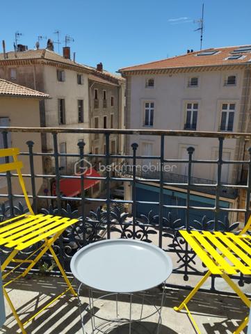À deux pas de la Place Jean Jaurès, en plein cœur de Béziers, découvrez cet ensemble immobilier de caractère offrant une excellente rentabilité locative et un fort potentiel patrimonial.
L’immeuble se compose de :

Un sous-sol sol : caves voûtées en pierre de 19 m², au Rez de chaussée un garage de 40 m² actuellement loué 100 €/mois.
Un local commercial de 30 m² (actuellement occupé par la propriétaire, libre à la vente)
Au 1er étage : un appartement T4 de 73 m² loué 710 € + 80 € de charges,
Au 2e étage : un appartement T4 de 74 m² loué 675 € + 75 € de charges.
Au 3e étage : un appartement T4 de 75 m² loué 710 € + 80 € de charges.
 Combles : 75 m² non aménageables
Les appartements, exposés plein sud, bénéficient d’une belle luminosité tout au long de la journée. 
Chacun dispose d' un salon séjour, 3 chambres ,une salle de bain avec baignoire
Et un WC séparé.
Les appartements des 1er et 2e étages profitent également d’un balcon filant de 6 m².
Informations complémentaires :
Double vitrage
Immeuble très bien entretenu
 Aucun gros travaux à prévoir
Permis de louer validés sans réserve par les services de l’ANAH
Le T4 du 2e étage nécessitera uniquement un rafraîchissement des sols au départ de la locataire
Les trois appartements sont actuellement loués en location nue à des locataires sérieux et à jour de leurs loyers.
Rentabilité :
Revenus locatifs actuels : 29 160 € / an
Potentiel supplémentaire avec la mise en location du local commercial, 
Taxe foncière : 4 558 €.
Plus de 8 % de rentabilité.
 Absence de copropriété.
Un bien idéal pour un investisseur recherchant un immeuble de rapport sécurisé, rentable et parfaitement situé dans le centre de Béziers.
Pour plus d’informations ou organiser une visite, n’hésitez pas à nous contacter.