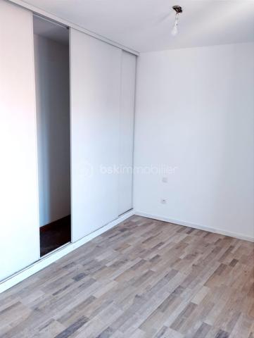 À deux pas de la Place Jean Jaurès, en plein cœur de Béziers, découvrez cet ensemble immobilier de caractère offrant une excellente rentabilité locative et un fort potentiel patrimonial.
L’immeuble se compose de :

Un sous-sol sol : caves voûtées en pierre de 19 m², au Rez de chaussée un garage de 40 m² actuellement loué 100 €/mois.
Un local commercial de 30 m² (actuellement occupé par la propriétaire, libre à la vente)
Au 1er étage : un appartement T4 de 73 m² loué 710 € + 80 € de charges,
Au 2e étage : un appartement T4 de 74 m² loué 675 € + 75 € de charges.
Au 3e étage : un appartement T4 de 75 m² loué 710 € + 80 € de charges.
 Combles : 75 m² non aménageables
Les appartements, exposés plein sud, bénéficient d’une belle luminosité tout au long de la journée. 
Chacun dispose d' un salon séjour, 3 chambres ,une salle de bain avec baignoire
Et un WC séparé.
Les appartements des 1er et 2e étages profitent également d’un balcon filant de 6 m².
Informations complémentaires :
Double vitrage
Immeuble très bien entretenu
 Aucun gros travaux à prévoir
Permis de louer validés sans réserve par les services de l’ANAH
Le T4 du 2e étage nécessitera uniquement un rafraîchissement des sols au départ de la locataire
Les trois appartements sont actuellement loués en location nue à des locataires sérieux et à jour de leurs loyers.
Rentabilité :
Revenus locatifs actuels : 29 160 € / an
Potentiel supplémentaire avec la mise en location du local commercial, 
Taxe foncière : 4 558 €.
Plus de 8 % de rentabilité.
 Absence de copropriété.
Un bien idéal pour un investisseur recherchant un immeuble de rapport sécurisé, rentable et parfaitement situé dans le centre de Béziers.
Pour plus d’informations ou organiser une visite, n’hésitez pas à nous contacter.