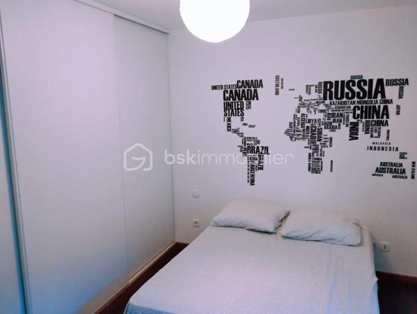 À deux pas de la Place Jean Jaurès, en plein cœur de Béziers, découvrez cet ensemble immobilier de caractère offrant une excellente rentabilité locative et un fort potentiel patrimonial.
L’immeuble se compose de :

Un sous-sol sol : caves voûtées en pierre de 19 m², au Rez de chaussée un garage de 40 m² actuellement loué 100 €/mois.
Un local commercial de 30 m² (actuellement occupé par la propriétaire, libre à la vente)
Au 1er étage : un appartement T4 de 73 m² loué 710 € + 80 € de charges,
Au 2e étage : un appartement T4 de 74 m² loué 675 € + 75 € de charges.
Au 3e étage : un appartement T4 de 75 m² loué 710 € + 80 € de charges.
 Combles : 75 m² non aménageables
Les appartements, exposés plein sud, bénéficient d’une belle luminosité tout au long de la journée. 
Chacun dispose d' un salon séjour, 3 chambres ,une salle de bain avec baignoire
Et un WC séparé.
Les appartements des 1er et 2e étages profitent également d’un balcon filant de 6 m².
Informations complémentaires :
Double vitrage
Immeuble très bien entretenu
 Aucun gros travaux à prévoir
Permis de louer validés sans réserve par les services de l’ANAH
Le T4 du 2e étage nécessitera uniquement un rafraîchissement des sols au départ de la locataire
Les trois appartements sont actuellement loués en location nue à des locataires sérieux et à jour de leurs loyers.
Rentabilité :
Revenus locatifs actuels : 29 160 € / an
Potentiel supplémentaire avec la mise en location du local commercial, 
Taxe foncière : 4 558 €.
Plus de 8 % de rentabilité.
 Absence de copropriété.
Un bien idéal pour un investisseur recherchant un immeuble de rapport sécurisé, rentable et parfaitement situé dans le centre de Béziers.
Pour plus d’informations ou organiser une visite, n’hésitez pas à nous contacter.