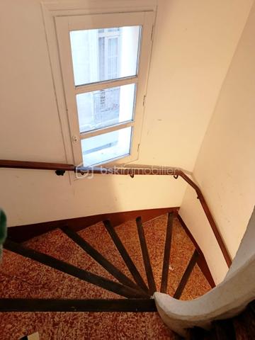 À deux pas de la Place Jean Jaurès, en plein cœur de Béziers, découvrez cet ensemble immobilier de caractère offrant une excellente rentabilité locative et un fort potentiel patrimonial.
L’immeuble se compose de :

Un sous-sol sol : caves voûtées en pierre de 19 m², au Rez de chaussée un garage de 40 m² actuellement loué 100 €/mois.
Un local commercial de 30 m² (actuellement occupé par la propriétaire, libre à la vente)
Au 1er étage : un appartement T4 de 73 m² loué 710 € + 80 € de charges,
Au 2e étage : un appartement T4 de 74 m² loué 675 € + 75 € de charges.
Au 3e étage : un appartement T4 de 75 m² loué 710 € + 80 € de charges.
 Combles : 75 m² non aménageables
Les appartements, exposés plein sud, bénéficient d’une belle luminosité tout au long de la journée. 
Chacun dispose d' un salon séjour, 3 chambres ,une salle de bain avec baignoire
Et un WC séparé.
Les appartements des 1er et 2e étages profitent également d’un balcon filant de 6 m².
Informations complémentaires :
Double vitrage
Immeuble très bien entretenu
 Aucun gros travaux à prévoir
Permis de louer validés sans réserve par les services de l’ANAH
Le T4 du 2e étage nécessitera uniquement un rafraîchissement des sols au départ de la locataire
Les trois appartements sont actuellement loués en location nue à des locataires sérieux et à jour de leurs loyers.
Rentabilité :
Revenus locatifs actuels : 29 160 € / an
Potentiel supplémentaire avec la mise en location du local commercial, 
Taxe foncière : 4 558 €.
Plus de 8 % de rentabilité.
 Absence de copropriété.
Un bien idéal pour un investisseur recherchant un immeuble de rapport sécurisé, rentable et parfaitement situé dans le centre de Béziers.
Pour plus d’informations ou organiser une visite, n’hésitez pas à nous contacter.