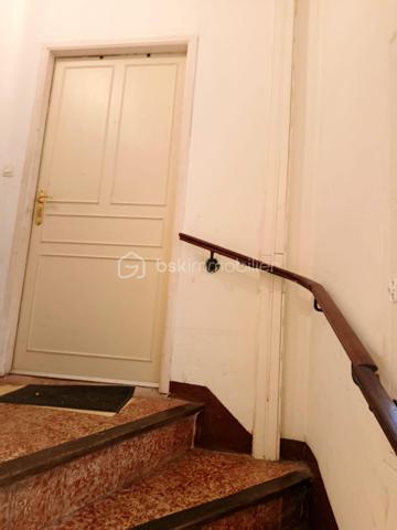À deux pas de la Place Jean Jaurès, en plein cœur de Béziers, découvrez cet ensemble immobilier de caractère offrant une excellente rentabilité locative et un fort potentiel patrimonial.
L’immeuble se compose de :

Un sous-sol sol : caves voûtées en pierre de 19 m², au Rez de chaussée un garage de 40 m² actuellement loué 100 €/mois.
Un local commercial de 30 m² (actuellement occupé par la propriétaire, libre à la vente)
Au 1er étage : un appartement T4 de 73 m² loué 710 € + 80 € de charges,
Au 2e étage : un appartement T4 de 74 m² loué 675 € + 75 € de charges.
Au 3e étage : un appartement T4 de 75 m² loué 710 € + 80 € de charges.
 Combles : 75 m² non aménageables
Les appartements, exposés plein sud, bénéficient d’une belle luminosité tout au long de la journée. 
Chacun dispose d' un salon séjour, 3 chambres ,une salle de bain avec baignoire
Et un WC séparé.
Les appartements des 1er et 2e étages profitent également d’un balcon filant de 6 m².
Informations complémentaires :
Double vitrage
Immeuble très bien entretenu
 Aucun gros travaux à prévoir
Permis de louer validés sans réserve par les services de l’ANAH
Le T4 du 2e étage nécessitera uniquement un rafraîchissement des sols au départ de la locataire
Les trois appartements sont actuellement loués en location nue à des locataires sérieux et à jour de leurs loyers.
Rentabilité :
Revenus locatifs actuels : 29 160 € / an
Potentiel supplémentaire avec la mise en location du local commercial, 
Taxe foncière : 4 558 €.
Plus de 8 % de rentabilité.
 Absence de copropriété.
Un bien idéal pour un investisseur recherchant un immeuble de rapport sécurisé, rentable et parfaitement situé dans le centre de Béziers.
Pour plus d’informations ou organiser une visite, n’hésitez pas à nous contacter.