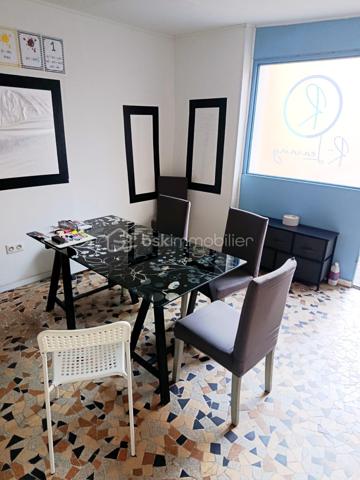 À deux pas de la Place Jean Jaurès, en plein cœur de Béziers, découvrez cet ensemble immobilier de caractère offrant une excellente rentabilité locative et un fort potentiel patrimonial.
L’immeuble se compose de :

Un sous-sol sol : caves voûtées en pierre de 19 m², au Rez de chaussée un garage de 40 m² actuellement loué 100 €/mois.
Un local commercial de 30 m² (actuellement occupé par la propriétaire, libre à la vente)
Au 1er étage : un appartement T4 de 73 m² loué 710 € + 80 € de charges,
Au 2e étage : un appartement T4 de 74 m² loué 675 € + 75 € de charges.
Au 3e étage : un appartement T4 de 75 m² loué 710 € + 80 € de charges.
 Combles : 75 m² non aménageables
Les appartements, exposés plein sud, bénéficient d’une belle luminosité tout au long de la journée. 
Chacun dispose d' un salon séjour, 3 chambres ,une salle de bain avec baignoire
Et un WC séparé.
Les appartements des 1er et 2e étages profitent également d’un balcon filant de 6 m².
Informations complémentaires :
Double vitrage
Immeuble très bien entretenu
 Aucun gros travaux à prévoir
Permis de louer validés sans réserve par les services de l’ANAH
Le T4 du 2e étage nécessitera uniquement un rafraîchissement des sols au départ de la locataire
Les trois appartements sont actuellement loués en location nue à des locataires sérieux et à jour de leurs loyers.
Rentabilité :
Revenus locatifs actuels : 29 160 € / an
Potentiel supplémentaire avec la mise en location du local commercial, 
Taxe foncière : 4 558 €.
Plus de 8 % de rentabilité.
 Absence de copropriété.
Un bien idéal pour un investisseur recherchant un immeuble de rapport sécurisé, rentable et parfaitement situé dans le centre de Béziers.
Pour plus d’informations ou organiser une visite, n’hésitez pas à nous contacter.