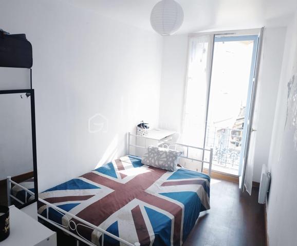 À deux pas de la Place Jean Jaurès, en plein cœur de Béziers, découvrez cet ensemble immobilier de caractère offrant une excellente rentabilité locative et un fort potentiel patrimonial.
L’immeuble se compose de :

Un sous-sol sol : caves voûtées en pierre de 19 m², au Rez de chaussée un garage de 40 m² actuellement loué 100 €/mois.
Un local commercial de 30 m² (actuellement occupé par la propriétaire, libre à la vente)
Au 1er étage : un appartement T4 de 73 m² loué 710 € + 80 € de charges,
Au 2e étage : un appartement T4 de 74 m² loué 675 € + 75 € de charges.
Au 3e étage : un appartement T4 de 75 m² loué 710 € + 80 € de charges.
 Combles : 75 m² non aménageables
Les appartements, exposés plein sud, bénéficient d’une belle luminosité tout au long de la journée. 
Chacun dispose d' un salon séjour, 3 chambres ,une salle de bain avec baignoire
Et un WC séparé.
Les appartements des 1er et 2e étages profitent également d’un balcon filant de 6 m².
Informations complémentaires :
Double vitrage
Immeuble très bien entretenu
 Aucun gros travaux à prévoir
Permis de louer validés sans réserve par les services de l’ANAH
Le T4 du 2e étage nécessitera uniquement un rafraîchissement des sols au départ de la locataire
Les trois appartements sont actuellement loués en location nue à des locataires sérieux et à jour de leurs loyers.
Rentabilité :
Revenus locatifs actuels : 29 160 € / an
Potentiel supplémentaire avec la mise en location du local commercial, 
Taxe foncière : 4 558 €.
Plus de 8 % de rentabilité.
 Absence de copropriété.
Un bien idéal pour un investisseur recherchant un immeuble de rapport sécurisé, rentable et parfaitement situé dans le centre de Béziers.
Pour plus d’informations ou organiser une visite, n’hésitez pas à nous contacter.