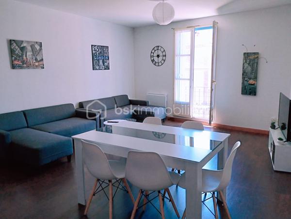 À deux pas de la Place Jean Jaurès, en plein cœur de Béziers, découvrez cet ensemble immobilier de caractère offrant une excellente rentabilité locative et un fort potentiel patrimonial.
L’immeuble se compose de :

Un sous-sol sol : caves voûtées en pierre de 19 m², au Rez de chaussée un garage de 40 m² actuellement loué 100 €/mois.
Un local commercial de 30 m² (actuellement occupé par la propriétaire, libre à la vente)
Au 1er étage : un appartement T4 de 73 m² loué 710 € + 80 € de charges,
Au 2e étage : un appartement T4 de 74 m² loué 675 € + 75 € de charges.
Au 3e étage : un appartement T4 de 75 m² loué 710 € + 80 € de charges.
 Combles : 75 m² non aménageables
Les appartements, exposés plein sud, bénéficient d’une belle luminosité tout au long de la journée. 
Chacun dispose d' un salon séjour, 3 chambres ,une salle de bain avec baignoire
Et un WC séparé.
Les appartements des 1er et 2e étages profitent également d’un balcon filant de 6 m².
Informations complémentaires :
Double vitrage
Immeuble très bien entretenu
 Aucun gros travaux à prévoir
Permis de louer validés sans réserve par les services de l’ANAH
Le T4 du 2e étage nécessitera uniquement un rafraîchissement des sols au départ de la locataire
Les trois appartements sont actuellement loués en location nue à des locataires sérieux et à jour de leurs loyers.
Rentabilité :
Revenus locatifs actuels : 29 160 € / an
Potentiel supplémentaire avec la mise en location du local commercial, 
Taxe foncière : 4 558 €.
Plus de 8 % de rentabilité.
 Absence de copropriété.
Un bien idéal pour un investisseur recherchant un immeuble de rapport sécurisé, rentable et parfaitement situé dans le centre de Béziers.
Pour plus d’informations ou organiser une visite, n’hésitez pas à nous contacter.