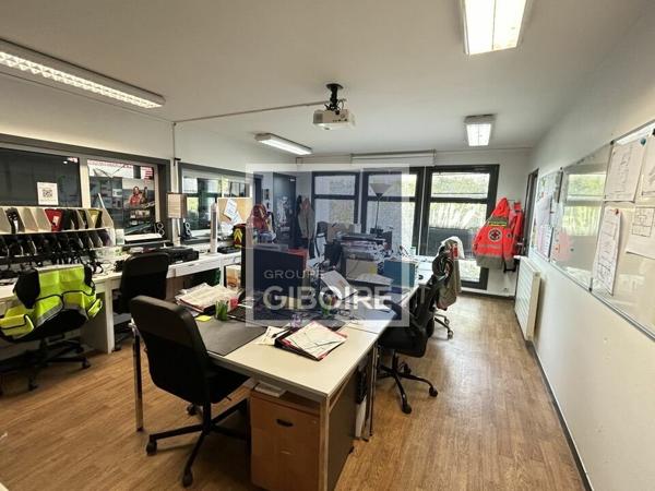Local d'activites 330 m² à louer Périphérie Rennes (réf : 35.1566)