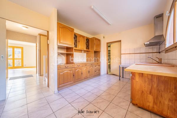 Située dans le quartier résidentiel de La Grange-aux-Bois, cette maison familiale de 108 M² offre une configuration fonctionnelle, à proximité des écoles, commerces et des principaux axes de circulation.

Description,

Entrée avec rangement
Salon-séjour
Cuisine indépendante 
4 chambres et un dressing
Salle de bains
WC séparés

Annexes / extérieur,

Garage double
Stationnements privatifs
Jardin

Confort,
Chauffage gaz