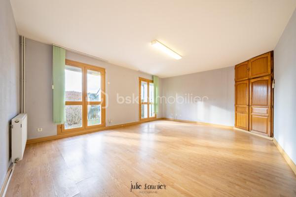 Située dans le quartier résidentiel de La Grange-aux-Bois, cette maison familiale de 108 M² offre une configuration fonctionnelle, à proximité des écoles, commerces et des principaux axes de circulation.

Description,

Entrée avec rangement
Salon-séjour
Cuisine indépendante 
4 chambres et un dressing
Salle de bains
WC séparés

Annexes / extérieur,

Garage double
Stationnements privatifs
Jardin

Confort,
Chauffage gaz