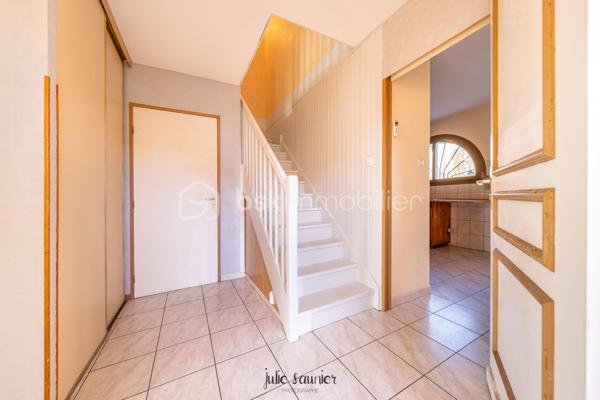 Située dans le quartier résidentiel de La Grange-aux-Bois, cette maison familiale de 108 M² offre une configuration fonctionnelle, à proximité des écoles, commerces et des principaux axes de circulation.

Description,

Entrée avec rangement
Salon-séjour
Cuisine indépendante 
4 chambres et un dressing
Salle de bains
WC séparés

Annexes / extérieur,

Garage double
Stationnements privatifs
Jardin

Confort,
Chauffage gaz