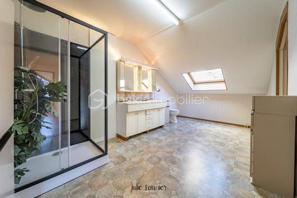 Située dans le quartier résidentiel de La Grange-aux-Bois, cette maison familiale de 108 M² offre une configuration fonctionnelle, à proximité des écoles, commerces et des principaux axes de circulation.

Description,

Entrée avec rangement
Salon-séjour
Cuisine indépendante 
4 chambres et un dressing
Salle de bains
WC séparés

Annexes / extérieur,

Garage double
Stationnements privatifs
Jardin

Confort,
Chauffage gaz