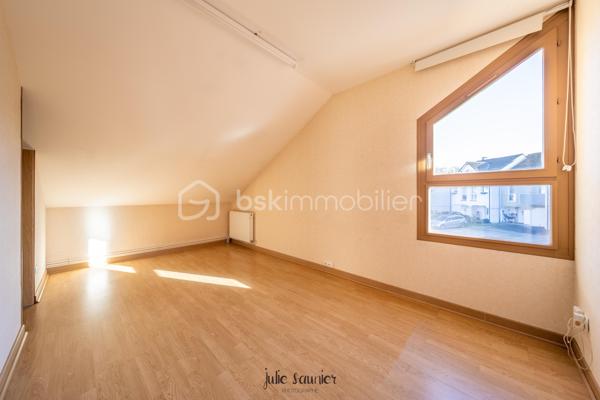 Située dans le quartier résidentiel de La Grange-aux-Bois, cette maison familiale de 108 M² offre une configuration fonctionnelle, à proximité des écoles, commerces et des principaux axes de circulation.

Description,

Entrée avec rangement
Salon-séjour
Cuisine indépendante 
4 chambres et un dressing
Salle de bains
WC séparés

Annexes / extérieur,

Garage double
Stationnements privatifs
Jardin

Confort,
Chauffage gaz