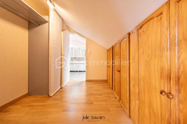 Située dans le quartier résidentiel de La Grange-aux-Bois, cette maison familiale de 108 M² offre une configuration fonctionnelle, à proximité des écoles, commerces et des principaux axes de circulation.

Description,

Entrée avec rangement
Salon-séjour
Cuisine indépendante 
4 chambres et un dressing
Salle de bains
WC séparés

Annexes / extérieur,

Garage double
Stationnements privatifs
Jardin

Confort,
Chauffage gaz