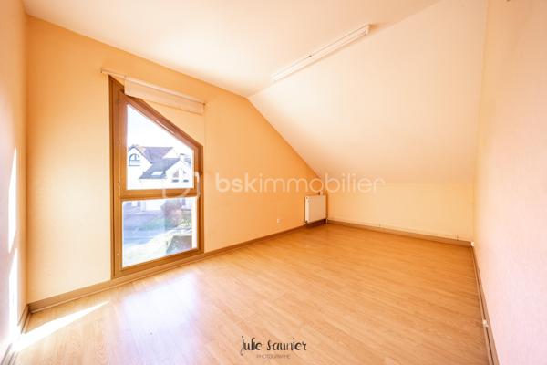 Située dans le quartier résidentiel de La Grange-aux-Bois, cette maison familiale de 108 M² offre une configuration fonctionnelle, à proximité des écoles, commerces et des principaux axes de circulation.

Description,

Entrée avec rangement
Salon-séjour
Cuisine indépendante 
4 chambres et un dressing
Salle de bains
WC séparés

Annexes / extérieur,

Garage double
Stationnements privatifs
Jardin

Confort,
Chauffage gaz