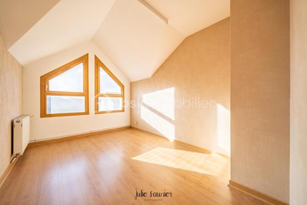 Située dans le quartier résidentiel de La Grange-aux-Bois, cette maison familiale de 108 M² offre une configuration fonctionnelle, à proximité des écoles, commerces et des principaux axes de circulation.

Description,

Entrée avec rangement
Salon-séjour
Cuisine indépendante 
4 chambres et un dressing
Salle de bains
WC séparés

Annexes / extérieur,

Garage double
Stationnements privatifs
Jardin

Confort,
Chauffage gaz