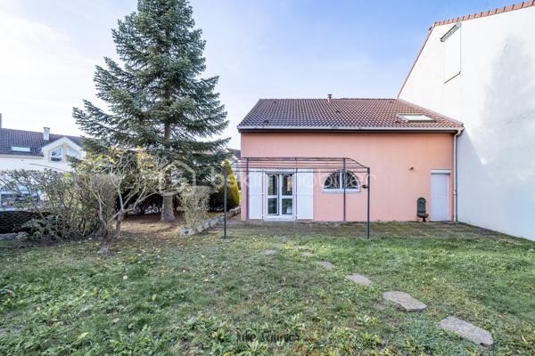 Située dans le quartier résidentiel de La Grange-aux-Bois, cette maison familiale de 108 M² offre une configuration fonctionnelle, à proximité des écoles, commerces et des principaux axes de circulation.

Description,

Entrée avec rangement
Salon-séjour
Cuisine indépendante 
4 chambres et un dressing
Salle de bains
WC séparés

Annexes / extérieur,

Garage double
Stationnements privatifs
Jardin

Confort,
Chauffage gaz