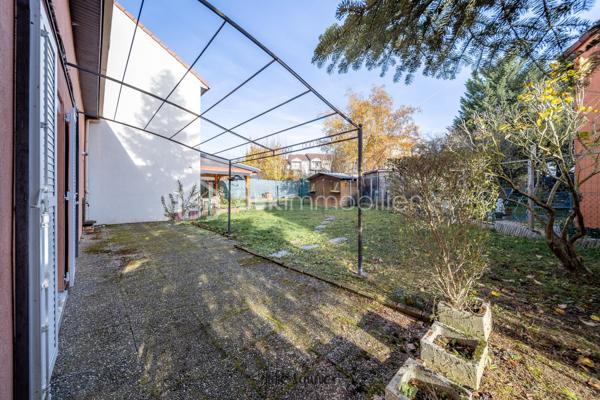 Située dans le quartier résidentiel de La Grange-aux-Bois, cette maison familiale de 108 M² offre une configuration fonctionnelle, à proximité des écoles, commerces et des principaux axes de circulation.

Description,

Entrée avec rangement
Salon-séjour
Cuisine indépendante 
4 chambres et un dressing
Salle de bains
WC séparés

Annexes / extérieur,

Garage double
Stationnements privatifs
Jardin

Confort,
Chauffage gaz