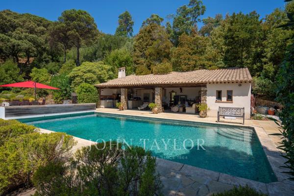 Propriété d'Exception de 5 hectares – Vue Dégagée, Aperçu Mer et Calme Absolu