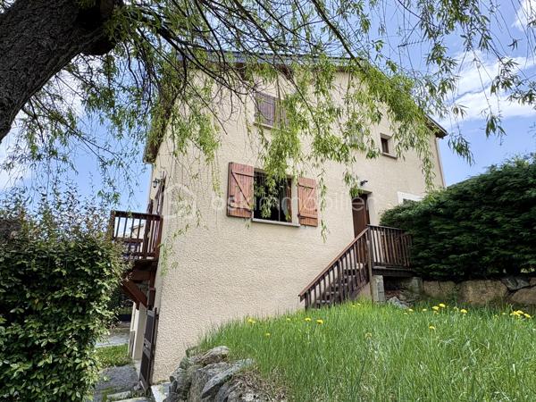 EXCLUSIVITÉ – SAILLAGOUSE (66) Chalet avec jardin, garage 47 m² et mezzanine pour deux couchages supplémentaires 

Situé dans une impasse très calme à Saillagouse, charmant chalet de montagne en très bon état avec vue dégagée et beau jardin.

Il se compose :

- d’un grand garage de 47 m²,
- d’une pièce de vie chaleureuse de 27 m² avec cuisine ouverte,
- d’un poêle/cuisinière à bois,
- de 2 chambres,
- d’une salle d’eau avec WC,
 et d’une mezzanine de 8,40 m² avec Velux offrant 2 couchages supplémentaires (rare dans la copropriété).

Vous apprécierez également :

- les balcons et menuiseries en très bon état,
- les boiseries et parquets parfaitement entretenus,
- l’absence de travaux à prévoir,
- les faibles charges de copropriété : 270 €/an.

Idéal résidence secondaire, investissement montagne ou chalet familial proche des stations de ski et des randonnées.

Secteur recherché en Cerdagne, proche des pistes de ski, à quelques minutes de l’Espagne et avec toutes les commodités accessibles rapidement. Saillagouse offre une véritable vie de village de montagne avec commerces, restaurants et services accessibles facilement à pied.

Votre agent BSK Immobilier - Patrick Martens – 06 44 07 22 82