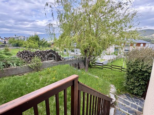 EXCLUSIVITÉ – SAILLAGOUSE (66) Chalet avec jardin, garage 47 m² et mezzanine pour deux couchages supplémentaires 

Situé dans une impasse très calme à Saillagouse, charmant chalet de montagne en très bon état avec vue dégagée et beau jardin.

Il se compose :

- d’un grand garage de 47 m²,
- d’une pièce de vie chaleureuse de 27 m² avec cuisine ouverte,
- d’un poêle/cuisinière à bois,
- de 2 chambres,
- d’une salle d’eau avec WC,
 et d’une mezzanine de 8,40 m² avec Velux offrant 2 couchages supplémentaires (rare dans la copropriété).

Vous apprécierez également :

- les balcons et menuiseries en très bon état,
- les boiseries et parquets parfaitement entretenus,
- l’absence de travaux à prévoir,
- les faibles charges de copropriété : 270 €/an.

Idéal résidence secondaire, investissement montagne ou chalet familial proche des stations de ski et des randonnées.

Secteur recherché en Cerdagne, proche des pistes de ski, à quelques minutes de l’Espagne et avec toutes les commodités accessibles rapidement. Saillagouse offre une véritable vie de village de montagne avec commerces, restaurants et services accessibles facilement à pied.

Votre agent BSK Immobilier - Patrick Martens – 06 44 07 22 82