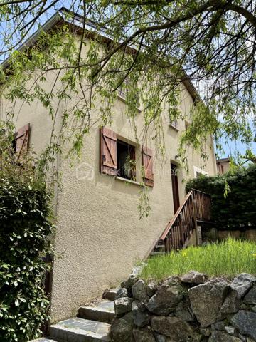 EXCLUSIVITÉ – SAILLAGOUSE (66) Chalet avec jardin, garage 47 m² et mezzanine pour deux couchages supplémentaires 

Situé dans une impasse très calme à Saillagouse, charmant chalet de montagne en très bon état avec vue dégagée et beau jardin.

Il se compose :

- d’un grand garage de 47 m²,
- d’une pièce de vie chaleureuse de 27 m² avec cuisine ouverte,
- d’un poêle/cuisinière à bois,
- de 2 chambres,
- d’une salle d’eau avec WC,
 et d’une mezzanine de 8,40 m² avec Velux offrant 2 couchages supplémentaires (rare dans la copropriété).

Vous apprécierez également :

- les balcons et menuiseries en très bon état,
- les boiseries et parquets parfaitement entretenus,
- l’absence de travaux à prévoir,
- les faibles charges de copropriété : 270 €/an.

Idéal résidence secondaire, investissement montagne ou chalet familial proche des stations de ski et des randonnées.

Secteur recherché en Cerdagne, proche des pistes de ski, à quelques minutes de l’Espagne et avec toutes les commodités accessibles rapidement. Saillagouse offre une véritable vie de village de montagne avec commerces, restaurants et services accessibles facilement à pied.

Votre agent BSK Immobilier - Patrick Martens – 06 44 07 22 82