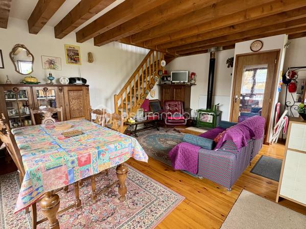 EXCLUSIVITÉ – SAILLAGOUSE (66) Chalet avec jardin, garage 47 m² et mezzanine pour deux couchages supplémentaires 

Situé dans une impasse très calme à Saillagouse, charmant chalet de montagne en très bon état avec vue dégagée et beau jardin.

Il se compose :

- d’un grand garage de 47 m²,
- d’une pièce de vie chaleureuse de 27 m² avec cuisine ouverte,
- d’un poêle/cuisinière à bois,
- de 2 chambres,
- d’une salle d’eau avec WC,
 et d’une mezzanine de 8,40 m² avec Velux offrant 2 couchages supplémentaires (rare dans la copropriété).

Vous apprécierez également :

- les balcons et menuiseries en très bon état,
- les boiseries et parquets parfaitement entretenus,
- l’absence de travaux à prévoir,
- les faibles charges de copropriété : 270 €/an.

Idéal résidence secondaire, investissement montagne ou chalet familial proche des stations de ski et des randonnées.

Secteur recherché en Cerdagne, proche des pistes de ski, à quelques minutes de l’Espagne et avec toutes les commodités accessibles rapidement. Saillagouse offre une véritable vie de village de montagne avec commerces, restaurants et services accessibles facilement à pied.

Votre agent BSK Immobilier - Patrick Martens – 06 44 07 22 82