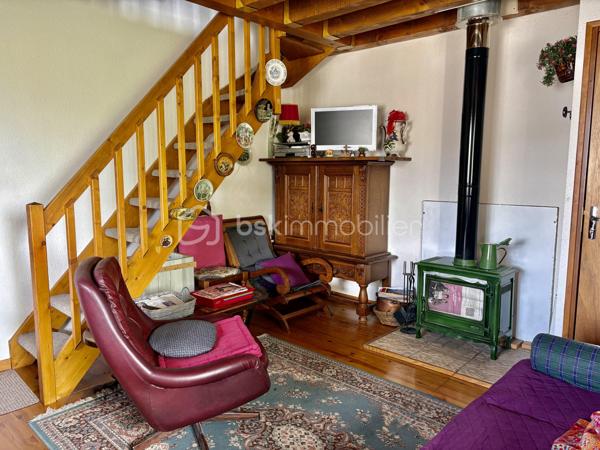 EXCLUSIVITÉ – SAILLAGOUSE (66) Chalet avec jardin, garage 47 m² et mezzanine pour deux couchages supplémentaires 

Situé dans une impasse très calme à Saillagouse, charmant chalet de montagne en très bon état avec vue dégagée et beau jardin.

Il se compose :

- d’un grand garage de 47 m²,
- d’une pièce de vie chaleureuse de 27 m² avec cuisine ouverte,
- d’un poêle/cuisinière à bois,
- de 2 chambres,
- d’une salle d’eau avec WC,
 et d’une mezzanine de 8,40 m² avec Velux offrant 2 couchages supplémentaires (rare dans la copropriété).

Vous apprécierez également :

- les balcons et menuiseries en très bon état,
- les boiseries et parquets parfaitement entretenus,
- l’absence de travaux à prévoir,
- les faibles charges de copropriété : 270 €/an.

Idéal résidence secondaire, investissement montagne ou chalet familial proche des stations de ski et des randonnées.

Secteur recherché en Cerdagne, proche des pistes de ski, à quelques minutes de l’Espagne et avec toutes les commodités accessibles rapidement. Saillagouse offre une véritable vie de village de montagne avec commerces, restaurants et services accessibles facilement à pied.

Votre agent BSK Immobilier - Patrick Martens – 06 44 07 22 82