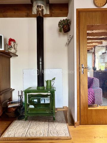 EXCLUSIVITÉ – SAILLAGOUSE (66) Chalet avec jardin, garage 47 m² et mezzanine pour deux couchages supplémentaires 

Situé dans une impasse très calme à Saillagouse, charmant chalet de montagne en très bon état avec vue dégagée et beau jardin.

Il se compose :

- d’un grand garage de 47 m²,
- d’une pièce de vie chaleureuse de 27 m² avec cuisine ouverte,
- d’un poêle/cuisinière à bois,
- de 2 chambres,
- d’une salle d’eau avec WC,
 et d’une mezzanine de 8,40 m² avec Velux offrant 2 couchages supplémentaires (rare dans la copropriété).

Vous apprécierez également :

- les balcons et menuiseries en très bon état,
- les boiseries et parquets parfaitement entretenus,
- l’absence de travaux à prévoir,
- les faibles charges de copropriété : 270 €/an.

Idéal résidence secondaire, investissement montagne ou chalet familial proche des stations de ski et des randonnées.

Secteur recherché en Cerdagne, proche des pistes de ski, à quelques minutes de l’Espagne et avec toutes les commodités accessibles rapidement. Saillagouse offre une véritable vie de village de montagne avec commerces, restaurants et services accessibles facilement à pied.

Votre agent BSK Immobilier - Patrick Martens – 06 44 07 22 82