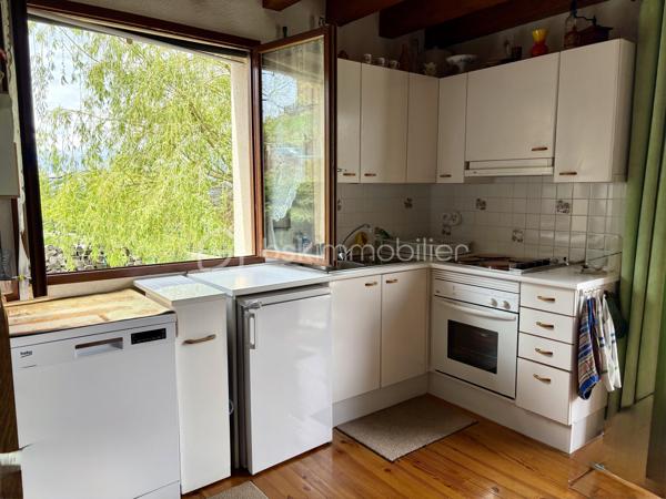 EXCLUSIVITÉ – SAILLAGOUSE (66) Chalet avec jardin, garage 47 m² et mezzanine pour deux couchages supplémentaires 

Situé dans une impasse très calme à Saillagouse, charmant chalet de montagne en très bon état avec vue dégagée et beau jardin.

Il se compose :

- d’un grand garage de 47 m²,
- d’une pièce de vie chaleureuse de 27 m² avec cuisine ouverte,
- d’un poêle/cuisinière à bois,
- de 2 chambres,
- d’une salle d’eau avec WC,
 et d’une mezzanine de 8,40 m² avec Velux offrant 2 couchages supplémentaires (rare dans la copropriété).

Vous apprécierez également :

- les balcons et menuiseries en très bon état,
- les boiseries et parquets parfaitement entretenus,
- l’absence de travaux à prévoir,
- les faibles charges de copropriété : 270 €/an.

Idéal résidence secondaire, investissement montagne ou chalet familial proche des stations de ski et des randonnées.

Secteur recherché en Cerdagne, proche des pistes de ski, à quelques minutes de l’Espagne et avec toutes les commodités accessibles rapidement. Saillagouse offre une véritable vie de village de montagne avec commerces, restaurants et services accessibles facilement à pied.

Votre agent BSK Immobilier - Patrick Martens – 06 44 07 22 82