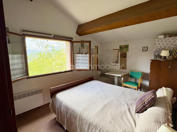 EXCLUSIVITÉ – SAILLAGOUSE (66) Chalet avec jardin, garage 47 m² et mezzanine pour deux couchages supplémentaires 

Situé dans une impasse très calme à Saillagouse, charmant chalet de montagne en très bon état avec vue dégagée et beau jardin.

Il se compose :

- d’un grand garage de 47 m²,
- d’une pièce de vie chaleureuse de 27 m² avec cuisine ouverte,
- d’un poêle/cuisinière à bois,
- de 2 chambres,
- d’une salle d’eau avec WC,
 et d’une mezzanine de 8,40 m² avec Velux offrant 2 couchages supplémentaires (rare dans la copropriété).

Vous apprécierez également :

- les balcons et menuiseries en très bon état,
- les boiseries et parquets parfaitement entretenus,
- l’absence de travaux à prévoir,
- les faibles charges de copropriété : 270 €/an.

Idéal résidence secondaire, investissement montagne ou chalet familial proche des stations de ski et des randonnées.

Secteur recherché en Cerdagne, proche des pistes de ski, à quelques minutes de l’Espagne et avec toutes les commodités accessibles rapidement. Saillagouse offre une véritable vie de village de montagne avec commerces, restaurants et services accessibles facilement à pied.

Votre agent BSK Immobilier - Patrick Martens – 06 44 07 22 82