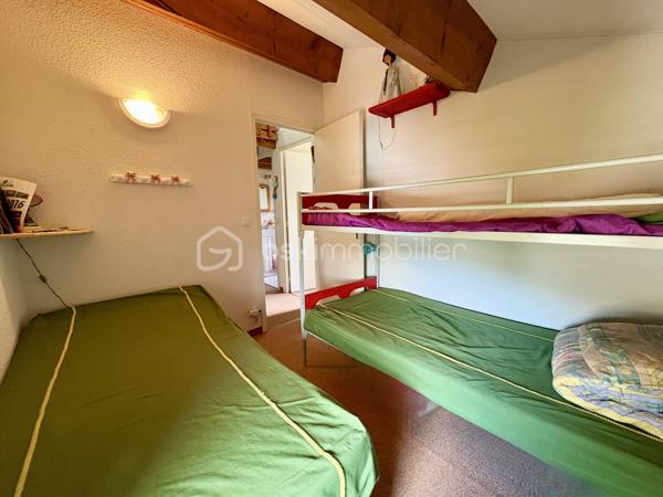 EXCLUSIVITÉ – SAILLAGOUSE (66) Chalet avec jardin, garage 47 m² et mezzanine pour deux couchages supplémentaires 

Situé dans une impasse très calme à Saillagouse, charmant chalet de montagne en très bon état avec vue dégagée et beau jardin.

Il se compose :

- d’un grand garage de 47 m²,
- d’une pièce de vie chaleureuse de 27 m² avec cuisine ouverte,
- d’un poêle/cuisinière à bois,
- de 2 chambres,
- d’une salle d’eau avec WC,
 et d’une mezzanine de 8,40 m² avec Velux offrant 2 couchages supplémentaires (rare dans la copropriété).

Vous apprécierez également :

- les balcons et menuiseries en très bon état,
- les boiseries et parquets parfaitement entretenus,
- l’absence de travaux à prévoir,
- les faibles charges de copropriété : 270 €/an.

Idéal résidence secondaire, investissement montagne ou chalet familial proche des stations de ski et des randonnées.

Secteur recherché en Cerdagne, proche des pistes de ski, à quelques minutes de l’Espagne et avec toutes les commodités accessibles rapidement. Saillagouse offre une véritable vie de village de montagne avec commerces, restaurants et services accessibles facilement à pied.

Votre agent BSK Immobilier - Patrick Martens – 06 44 07 22 82